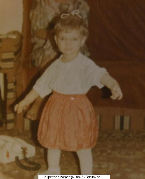 asta e singura pe care o am si e cam neclara pt ca nu am scanner :-< poze cand eram mici